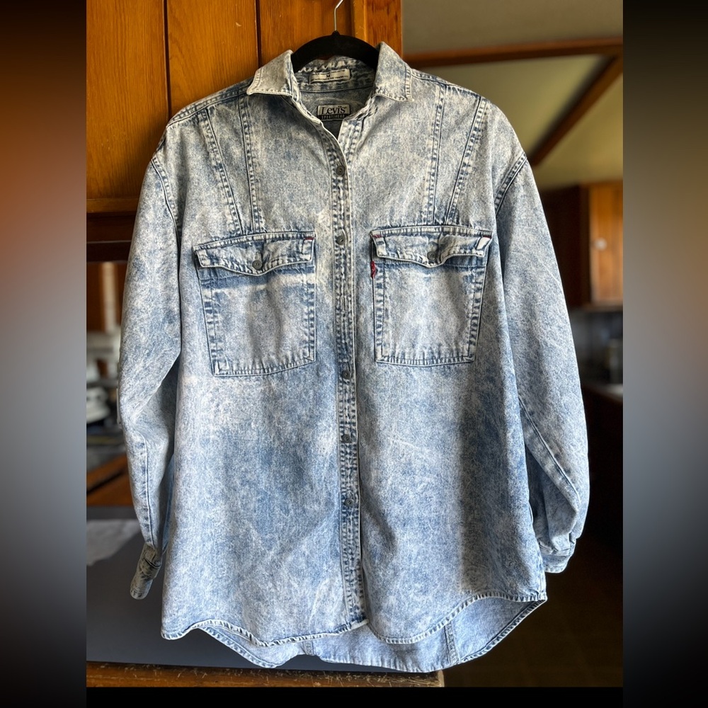 Levi’s red tag denim blue jean button down shirt. EUC size M